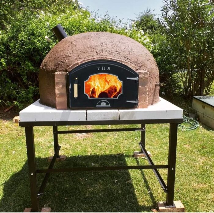 Horno de Barro Familiar con Estructura en Hierro y Puerta THB